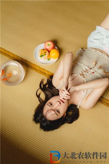 女生趴開裙子讓男生誦