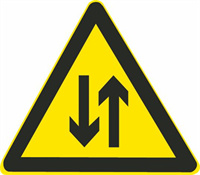 這個標(biāo)志的含義是提醒前方道路變?yōu)椴环蛛x雙向行駛路段